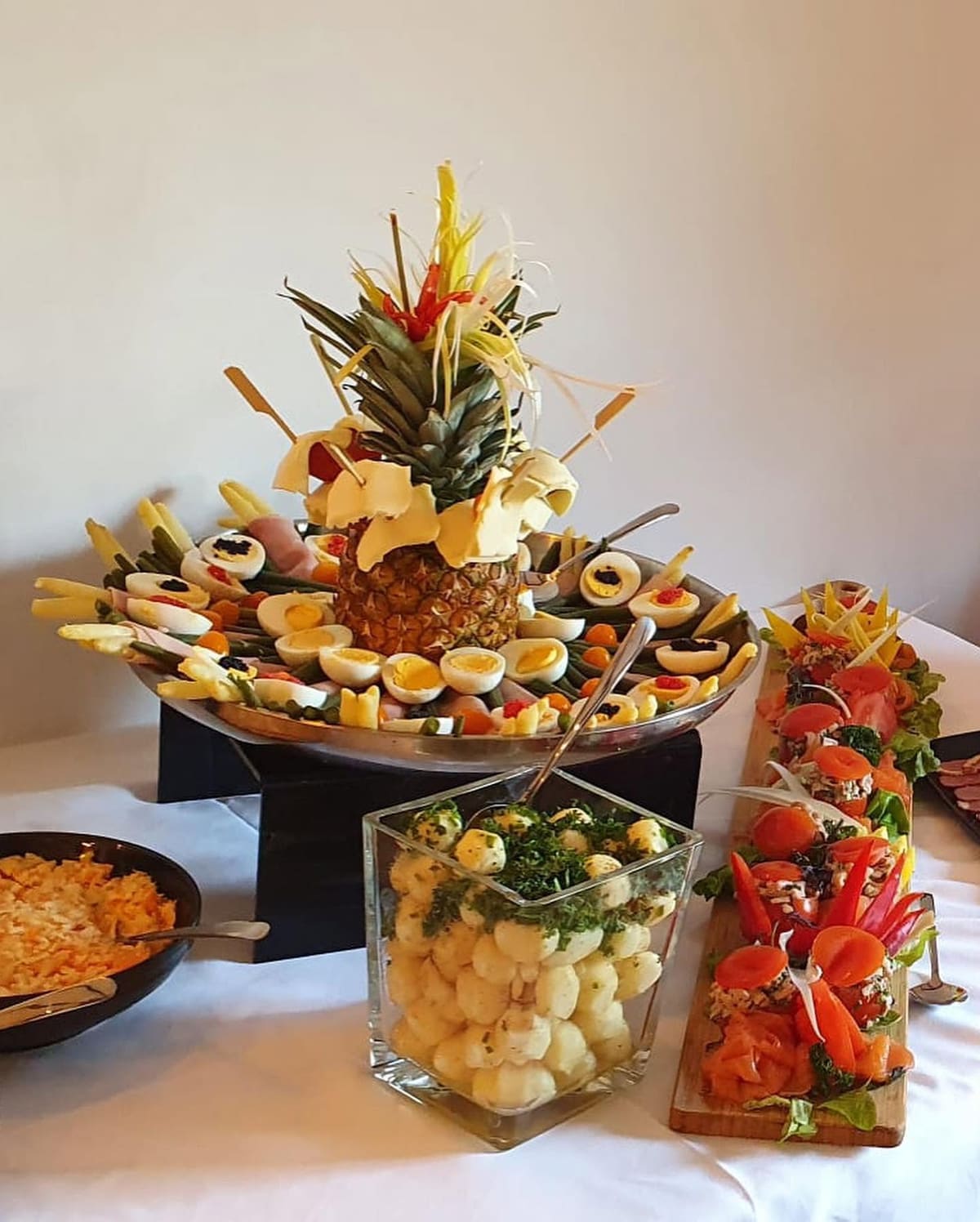 Koud buffet met ananas, eieren en zalm bij Artivent