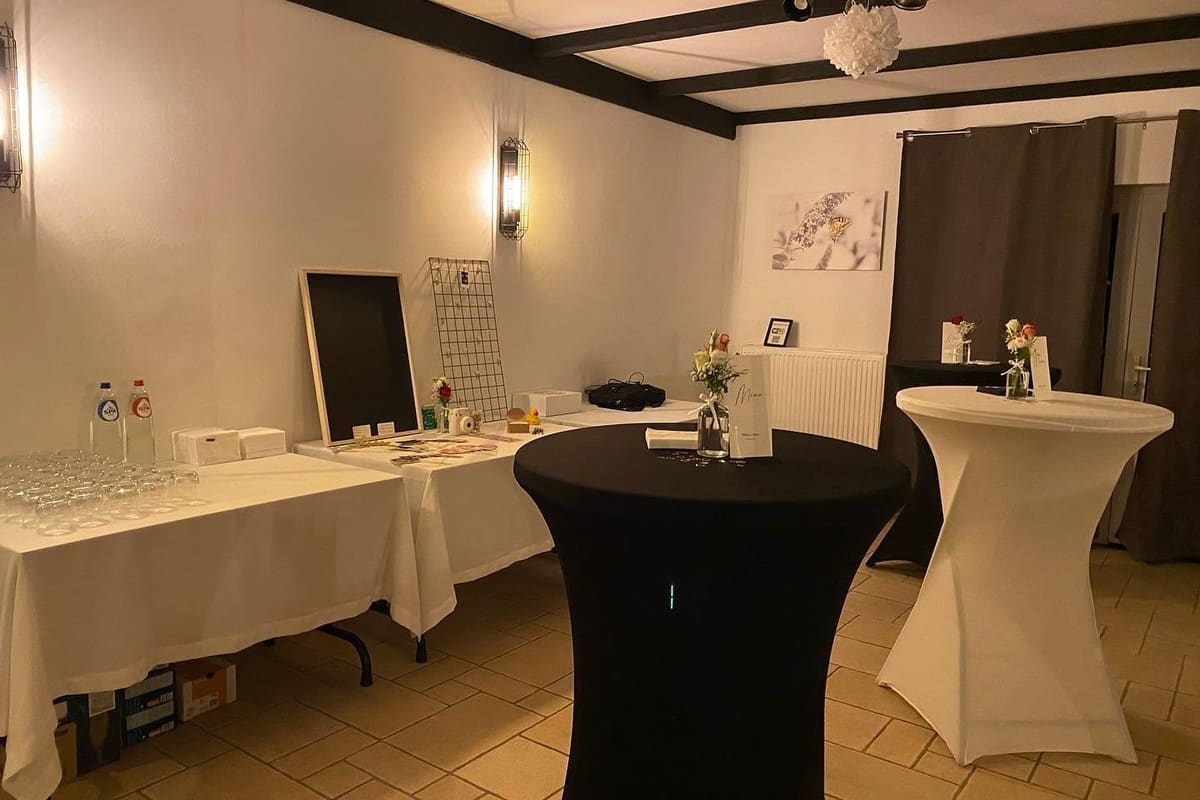 Zaal van Artivent klaargezet voor een receptie met statafels