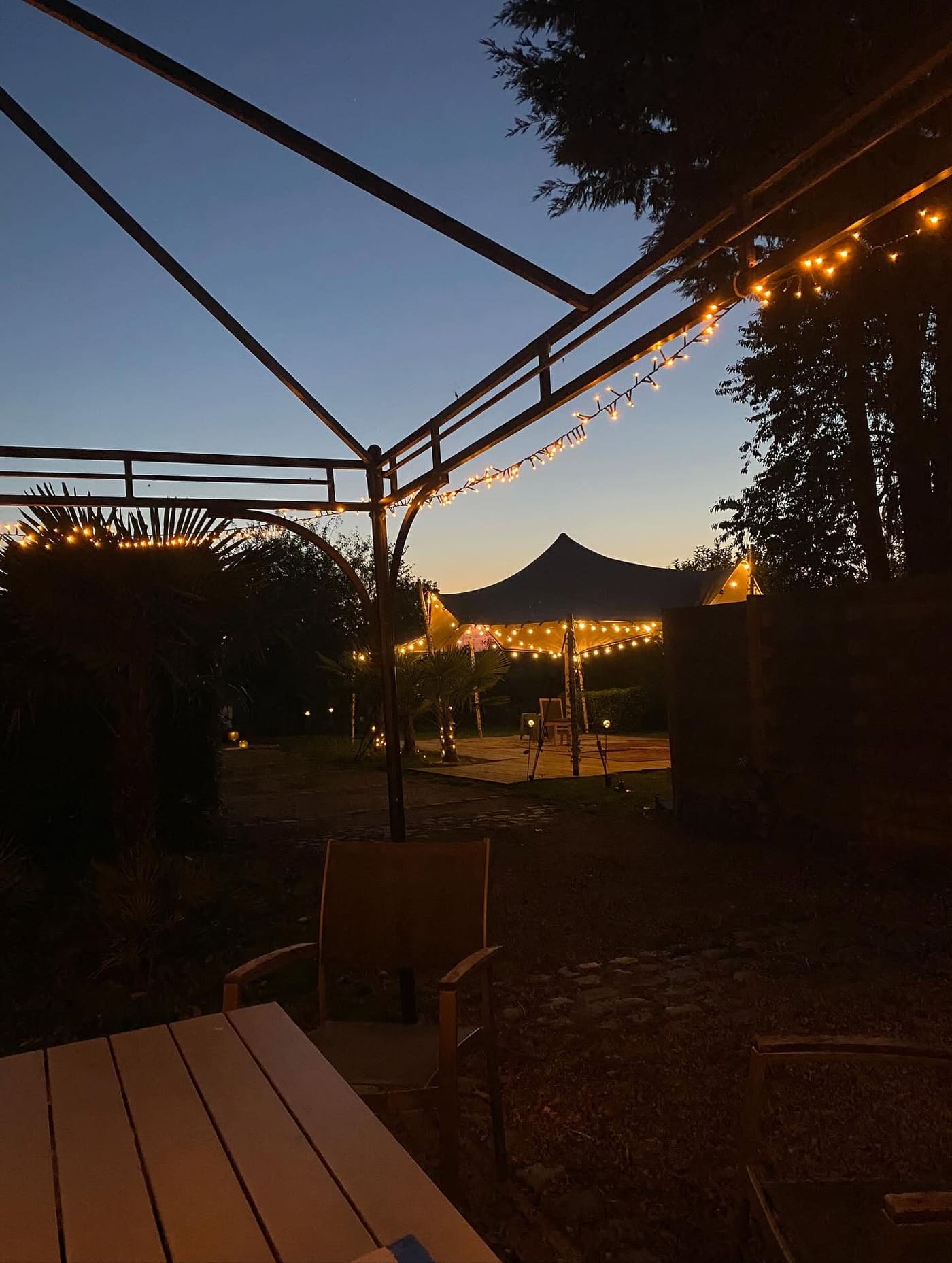 Verlichte tent in de tuin van Artivent