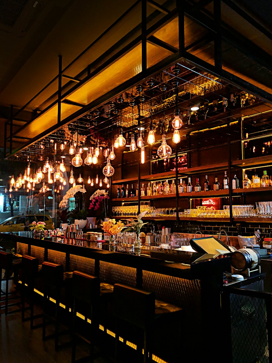 Verzorgde bar met warme verlichting