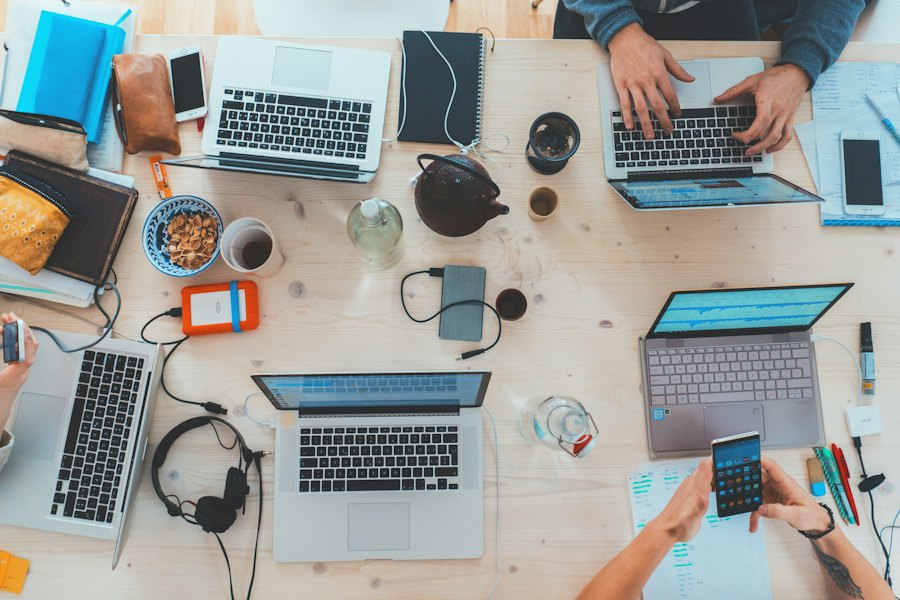 Laptops op een tafel van bovenaf