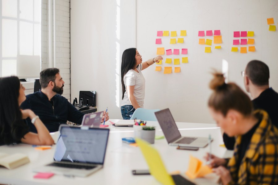 Workshop met post-its op een witte muur