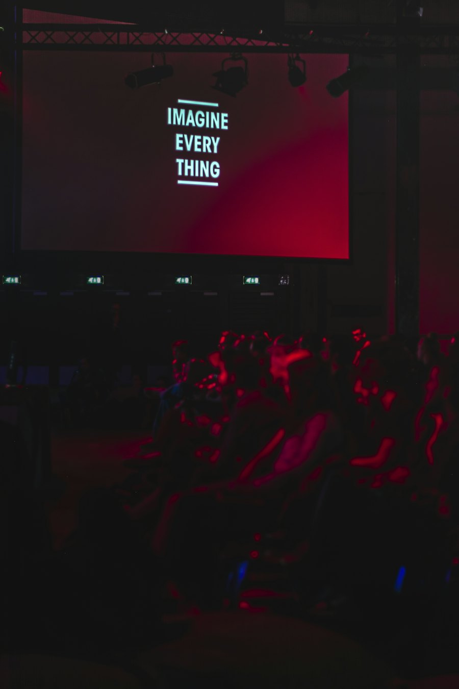 Podium en scherm klaar voor een presentatie