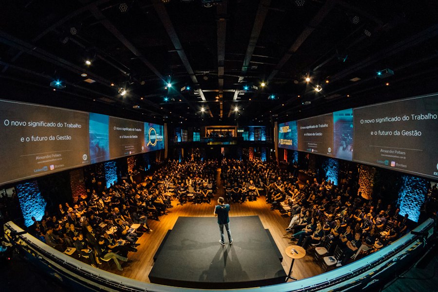 Groot podium met publiek en schermen