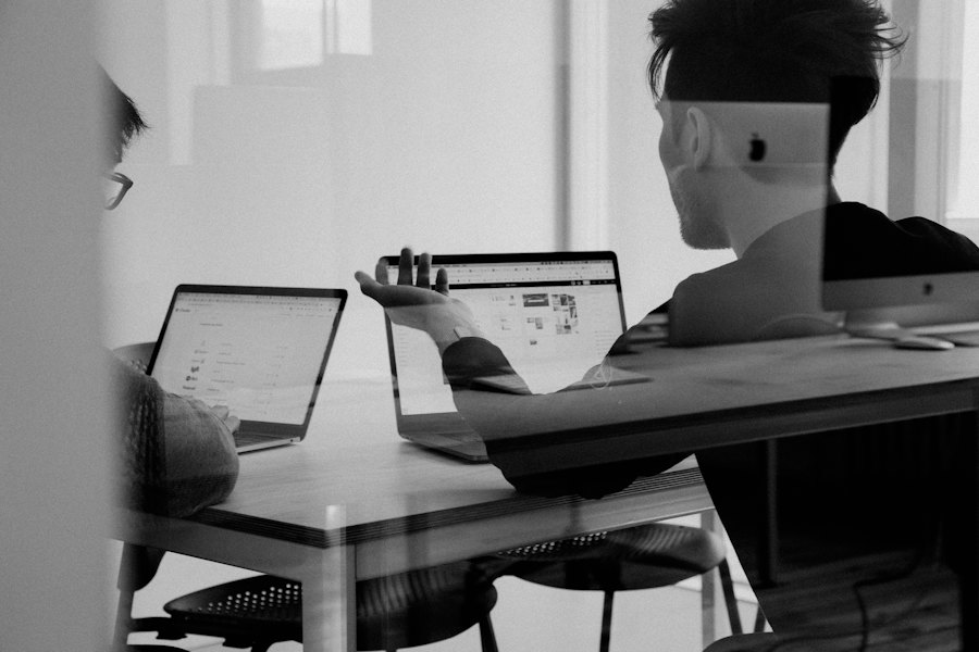 Registratie met laptops aan een balie