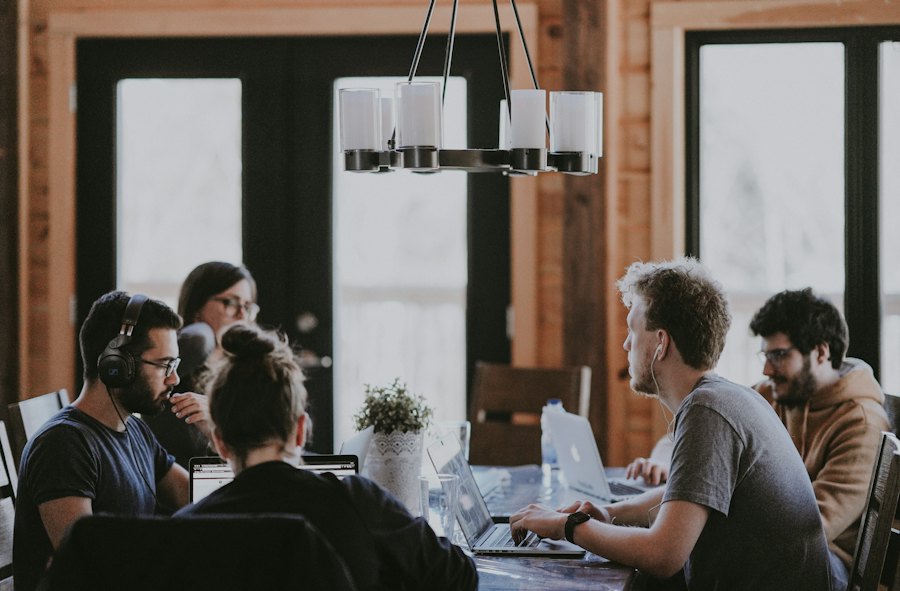 Managementteam werkt samen rond een tafel